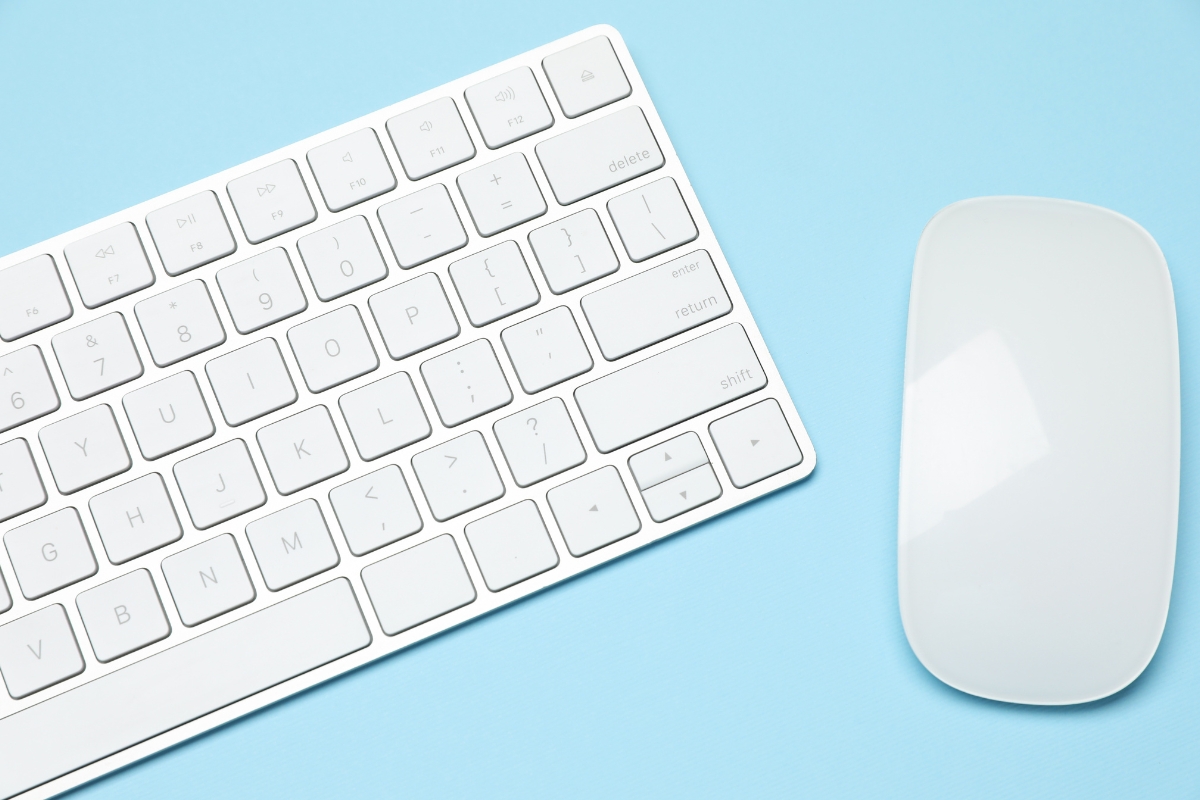 prikaz tastature i miša u kancelariji