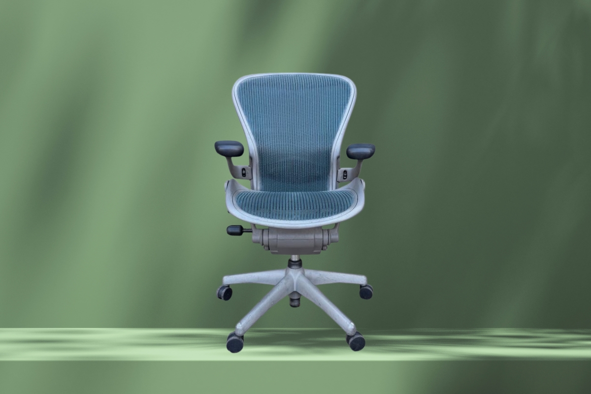 Herman Miller Aeron stolica na zelenoj pozadini