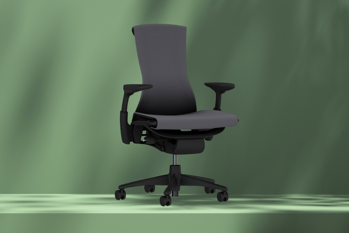 Herman Miller Embody stolica na zelenoj pozadini