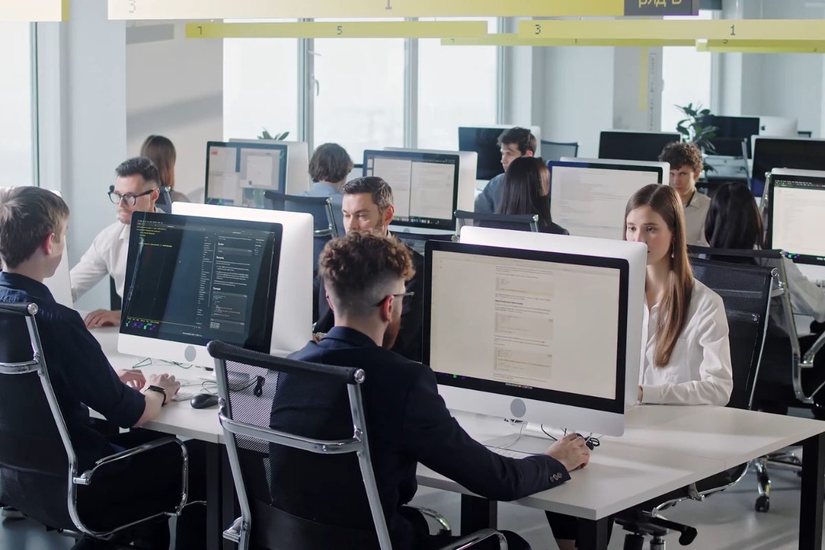 prikaz grupe ljudi koja radi u open space kancelariji