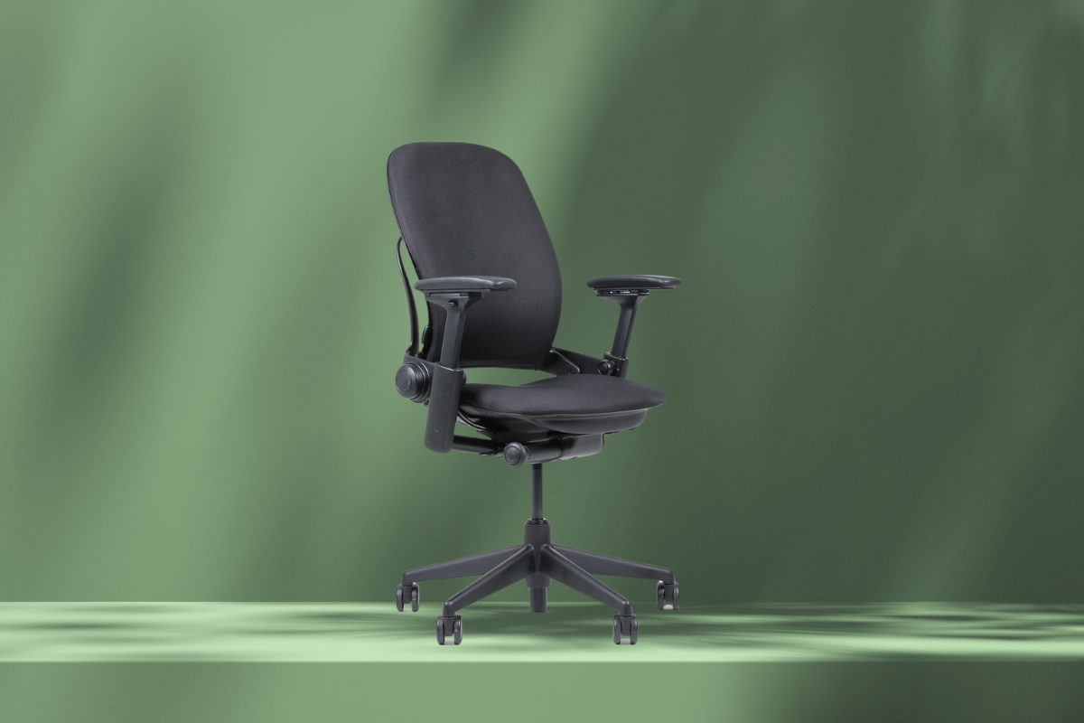 Steelcase Leap V2 stolica na zelenoj pozadini