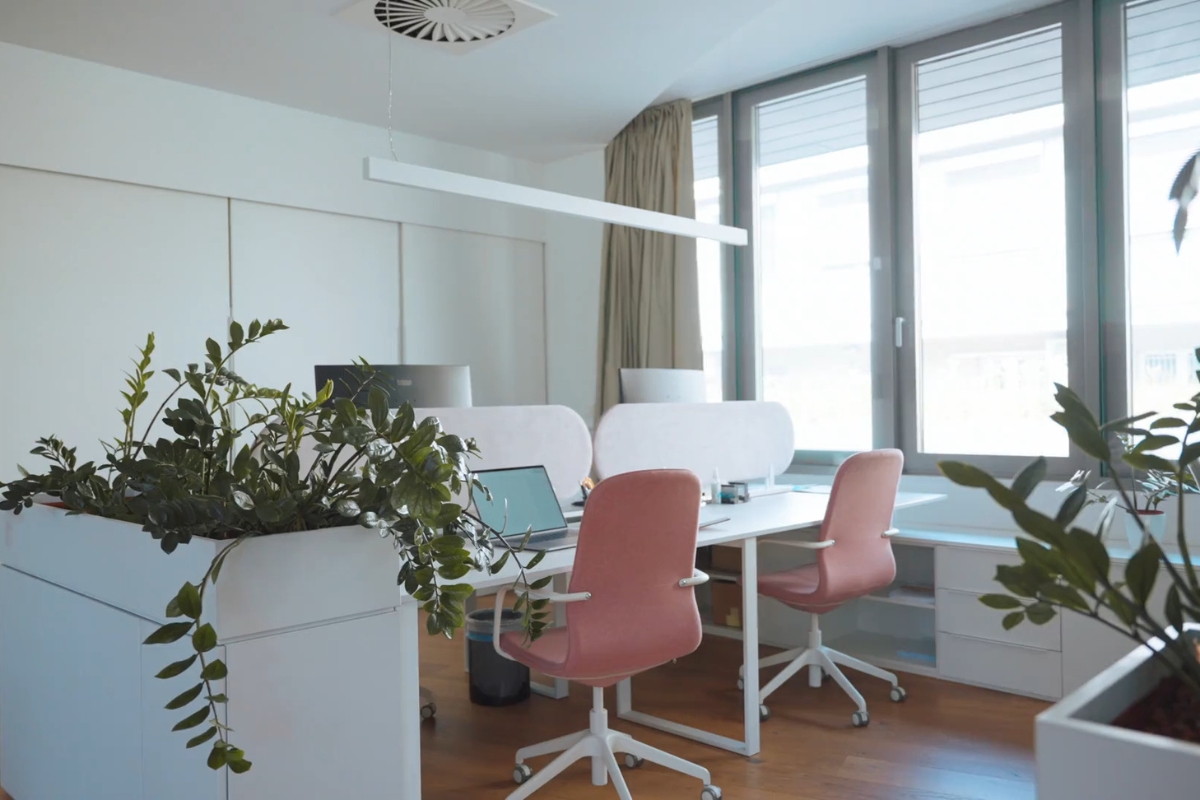 prikaz moderne minimalno sređene kancelarije